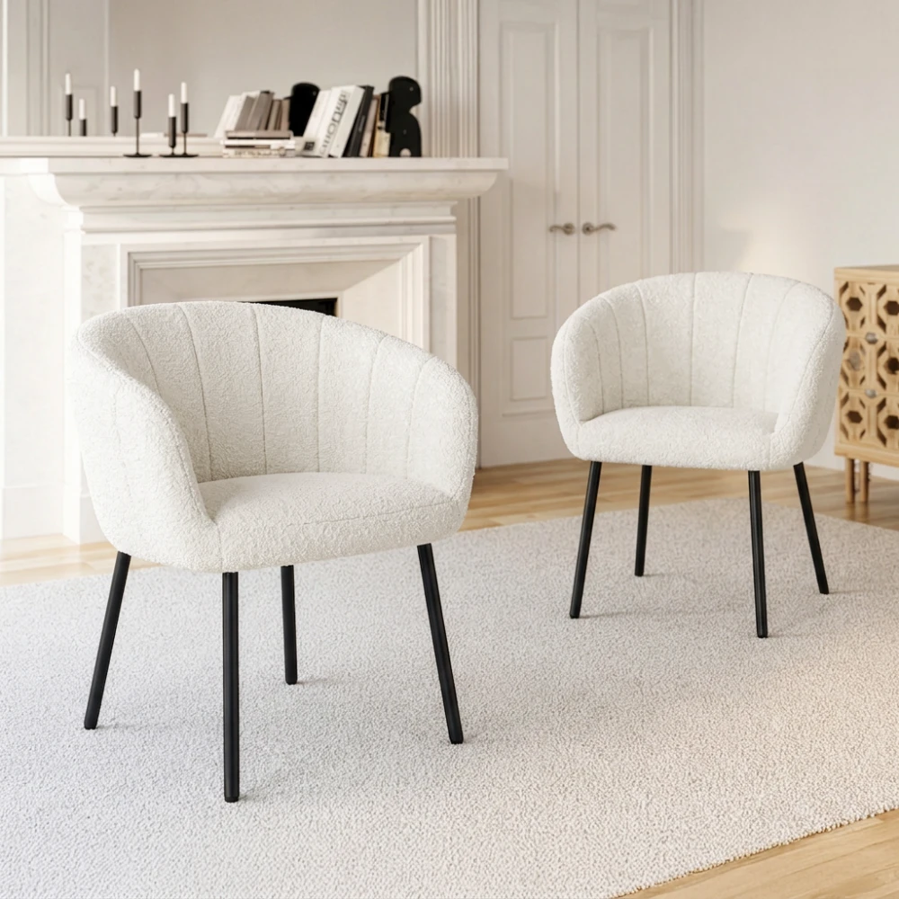Chaise en tissu bouclé blanc et pieds en métal noir