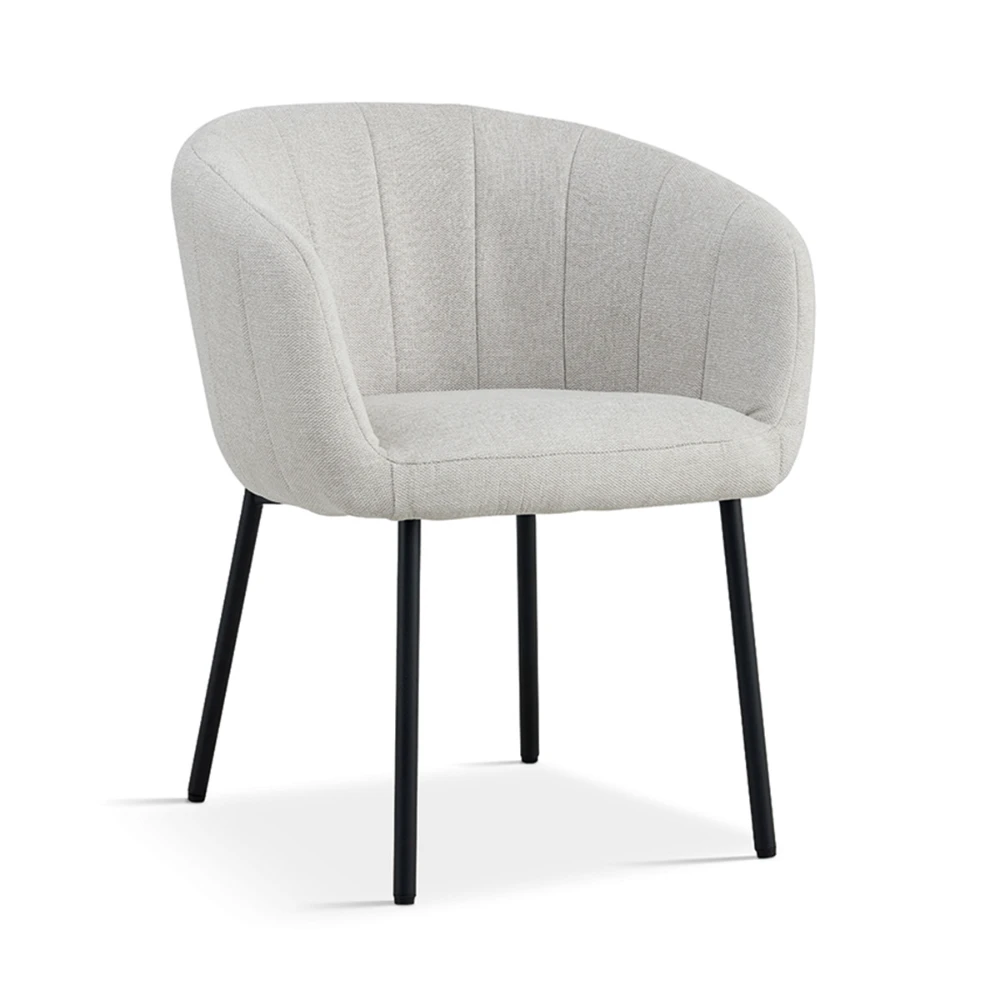 Chaise en tissu beige et pieds en métal noir