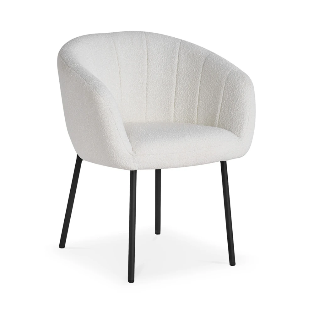 Chaise en tissu bouclé blanc et pieds en métal noir